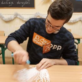 Wychowanek czesze wełniane brody.