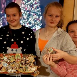 Zdjęcie wychowanek z kolorowymi pierniczkami..