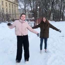 Dziewczynki w trakcie zabawy.