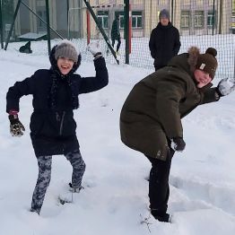 Dziewczynka i Chłopiec rzucają ścieżkami.