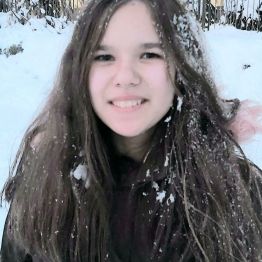 Śnieg we włosach po radosnych zabawach.