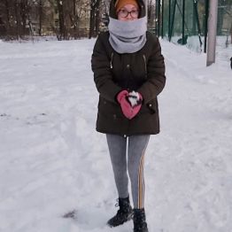 Dziewczynka z kulą śnieżną.