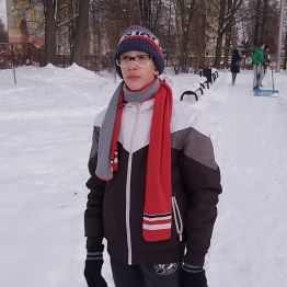 Chłopiec na śniegu.