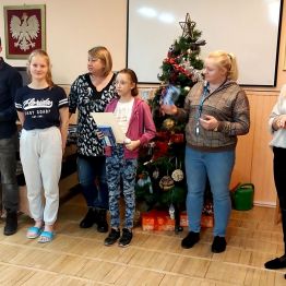 Komisja konkursowa wręcza dyplomy i upominki.