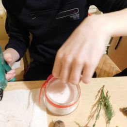 dzieci robią stroiki  świąteczne 