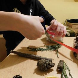 dzieci robią stroiki  świąteczne 