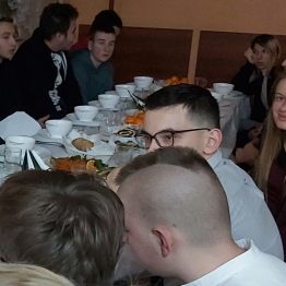 Wychowankowie podczas wieczerzy wigilijnej