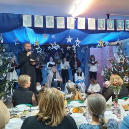 Ksiądz Marcin Kałuża podczas czytania ewangelii