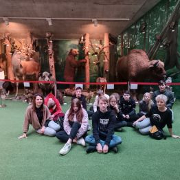 Grupa uczniów w Uniwersyteckim Centrum Przyrodniczym 