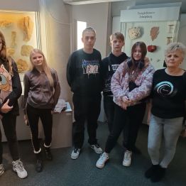 Grupa uczniów w Uniwersyteckim Centrum Przyrodniczym 