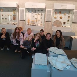 Grupa uczniów w Uniwersyteckim Centrum Przyrodniczym 