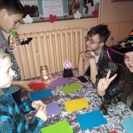 Wróżbita odczytuje przyszłość przy pomocy szklanej kuli