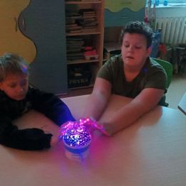 Filip i Sebastian wróżą z kuli.