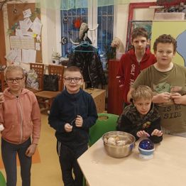Grupa uczniów degustuje ciasteczka z wróżbą.