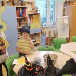 Wróż Kacper i wróż Igor sprawdzają jaką przepowiednię kryją magiczne ciasteczka.