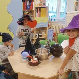 Grupa uczniów w trakcie wróżb.