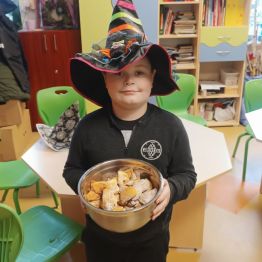 Wróż Antoś z ciasteczkami z wróżbą w środku.
