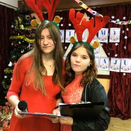 Prowadzące czekają na uczniów.