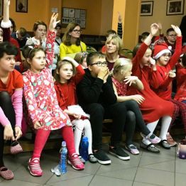 Dzieci zgłaszają się do udziału w konkursach.