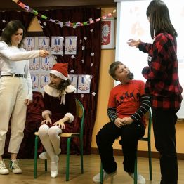 Jedzenie pierniczka bez pomocy rąk.