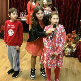 Dziewczynka śpiewa piosenkę "Zima, zima".