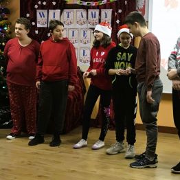 Uczestnicy konkursu z klas 4-8 na scenie.