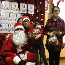 Dziewczynki z klasy 4 z Mikołajem.