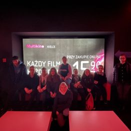 Grupa uczniów w kinie