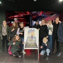 Grupa uczniów w kinie