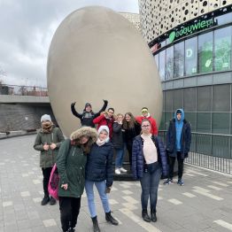 Uczniowie przed galerią handlową