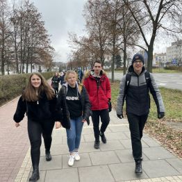 Uczniowie w drodze do kina