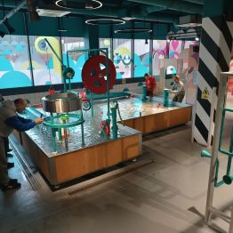 Uczniowie w Epi-Centrum Nauki