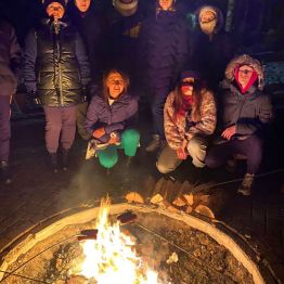 Uczniowie grzeją się przy ognisku