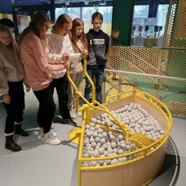 Uczniowie w Epi-Centrum Nauki