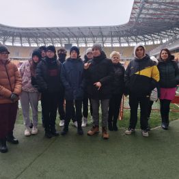 Uczestnicy obozu na stadionie piłkarskim