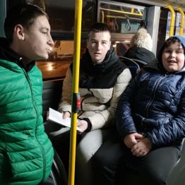 Chłopcy znajdują się w autobusie.