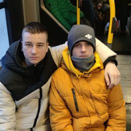 Dwóch chłopców siedzi w autobusie.