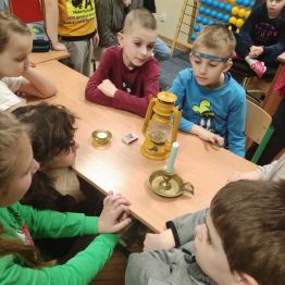 Uczniowie klas I-III poznają różne rodzaje światła