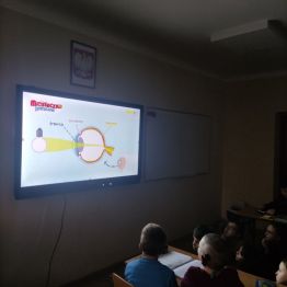 Uczniowie klas I-III oglądają prezentację o zmysłach
