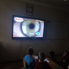 Uczniowie klas I-III oglądają prezentację o zmysłach