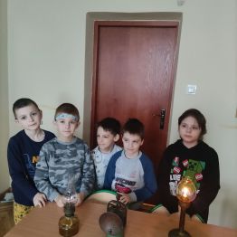 Uczniowie klas I-III poznają różne rodzaje światła