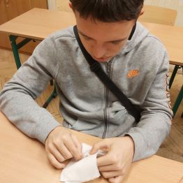 Chłopiec spróbował samodzielnie przyszyć guziki.