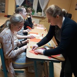 Dzieci dużo czasu poświęcają, żeby wykonać ładną laurkę.