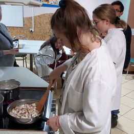 Na patelni druga dziewczynka podsmażam kurczaka.
