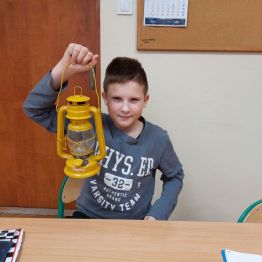 Uczniowie klas I-III poznają różne rodzaje światła