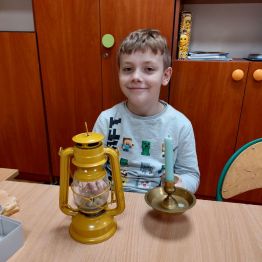 Uczniowie klas I-III poznają różne rodzaje światła