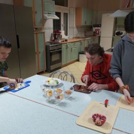 Wychowankowie samodzielnie wykonują swoją pracę.