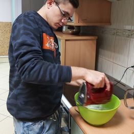Chłopiec miksuje bitą śmietanę.