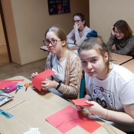 Wychowankowie wycinana ją z papieru.