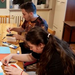 Dzieci samodzielnie wykonują swoje prace, piszą życzenia.